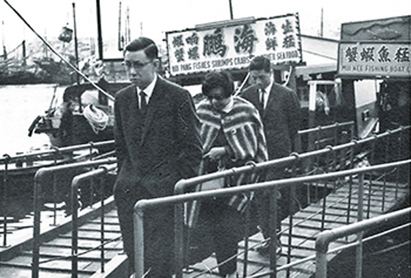 Floating fishing boats and their customers in 1968 (Photo source: University of Hong Kong Library)