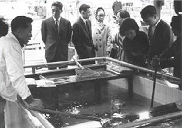 Customers choosing seafood on a floating fishing boat in 1968 (Photo source: University of Hong Kong Library)