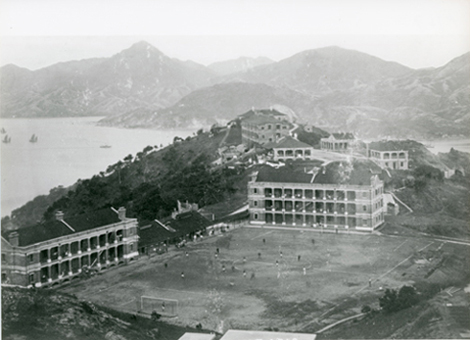 1915年,鲤鱼门军营设有操场,可供士兵运动,锻炼体魄,後方可见鲤鱼门军营第10座。(相片来源: 香港历史博物馆)