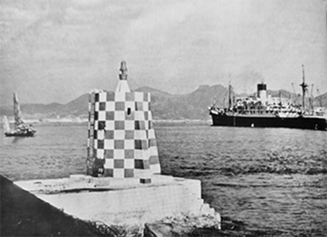 1954年,巨轮与帆船在鲤鱼门海峡南岸灯塔前经过(相片来源: 香港政府年报1954)