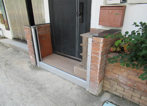 Demountable flood barrier installed at building frontages (Photo source: Dr. Poon Sun Wah)