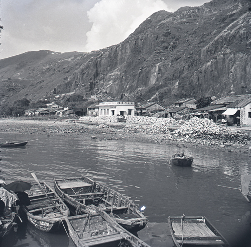 1950年代鲤鱼门矿场早期的办公室丶附近的房屋和理发店(相片来源:香港大学图书馆)