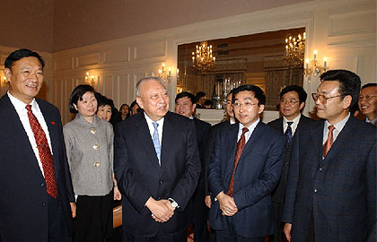 Chief Executive Tung Chee Hwa meets the delegation of China National Tourism Administration 3