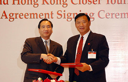 「 加 强 内 地 与 香 港 更 紧 密 旅 游 合 作 协 议 书 」 签 署 仪 式 2