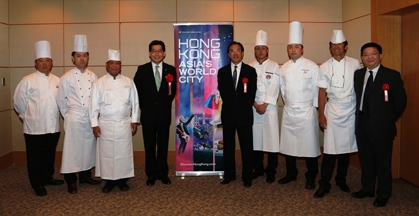 商 务 及 经 济 发 展 局 局 长 在 东 京 推 广 香 港 美 食 
