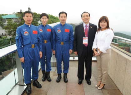Delegation of the Tiangong-1/Shenzhou-9 manned space docking and rendezvous mission toured The Peak 1