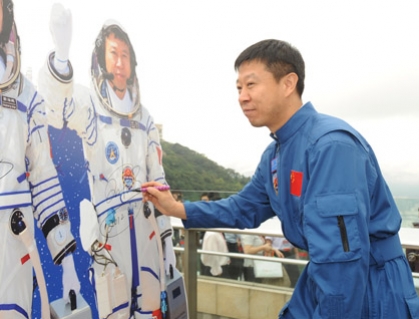 Delegation of the Tiangong-1/Shenzhou-9 manned space docking and rendezvous mission toured The Peak 4